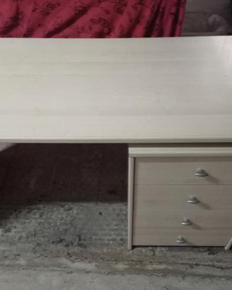 scrivania in legno chiaro con cassettiera