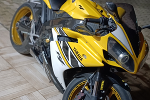 Yamaha R1 replica laguna seca