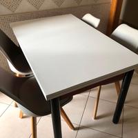 tavolo  allungabile con quattro sedie