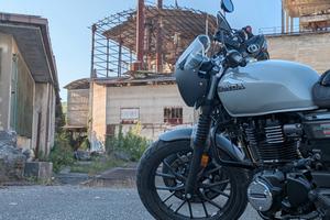 Moto Honda Gb350s grigia