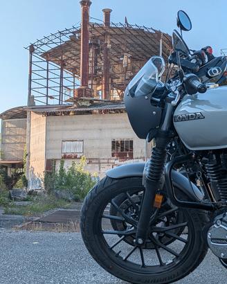 Moto Honda Gb350s grigia