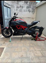 Moto Ducati Diavel 1200 carbon red
