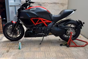 Moto Ducati Diavel 1200 carbon red