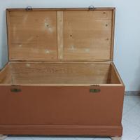 Antica cassapanca di legno in buone condizioni