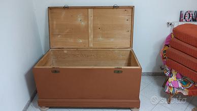 Antica cassapanca di legno in buone condizioni