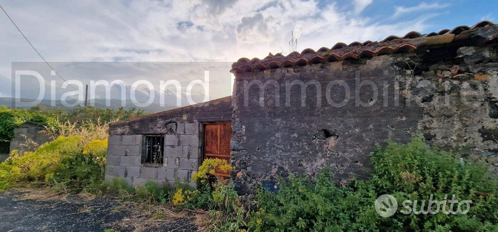Rustico con uliveto e vigneto a Piedimonte Etneo - Vista 2