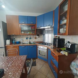 Cucina con tavolo e sedie