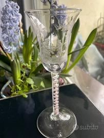 Calice da vino con motivo a spirale