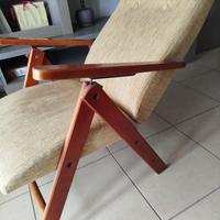 Poltrona in legno e tessuto reclinabile. Relax.