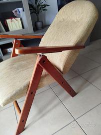 Poltrona in legno e tessuto reclinabile. Relax.