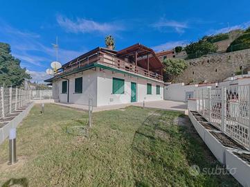 PORZIONE DI TRIFAMILIARE A POZZUOLI