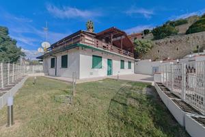 PORZIONE DI TRIFAMILIARE A POZZUOLI