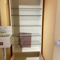 Libreria con 5 ripiani illuminata con faretti