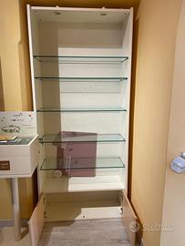 Libreria con 5 ripiani illuminata con faretti