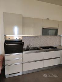 cucina completa di forno e piano cottura 