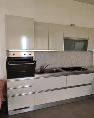 cucina completa di forno e piano cottura 