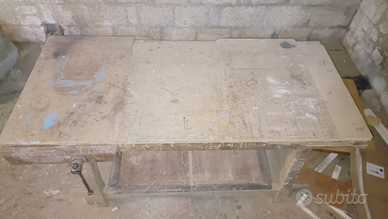 Banco da lavoro in legno massiccio con morsa