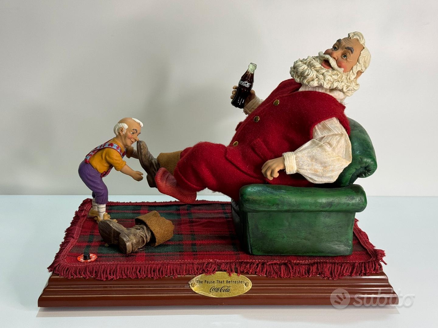 Babbo Natale con Cucciolo di Orso Polare e Bottigliette Coca-Cola® Kurt