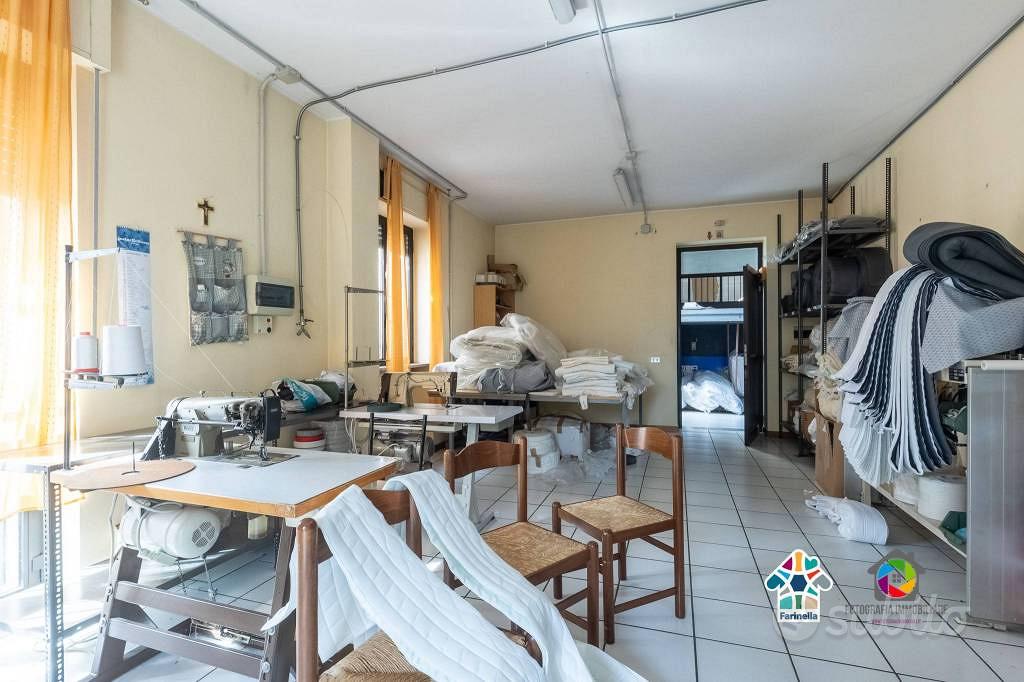 Immobile di 680 m² a Macherio - Altro