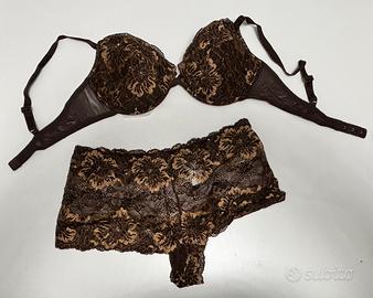 Completo in pizzo marrone