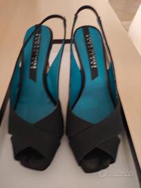 Sandali con tacco in raso nero di Paula Mendez