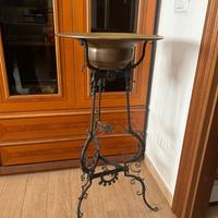 Vaso / alzata in ferro battuto con coppa in ottone