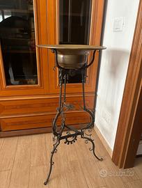 Vaso / alzata in ferro battuto con coppa in ottone