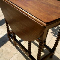 Tavolo Gateleg ed armadio Biedermeier