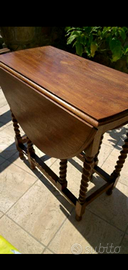 Tavolo Gateleg ed armadio Biedermeier