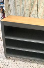 mobile metallo con basamento sopra in legno 