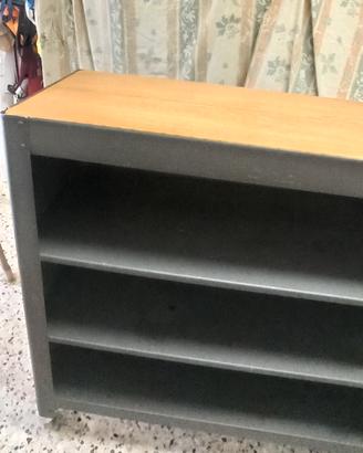mobile metallo con basamento sopra in legno 