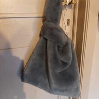 Borsa a mano in pellicciotto 