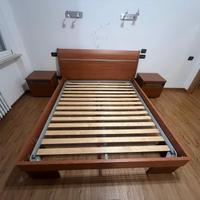 Letto matrimoniale con due comodini