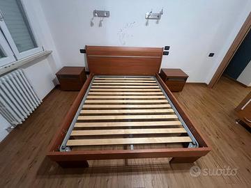 Letto matrimoniale con due comodini