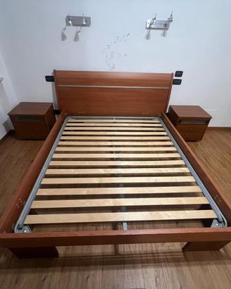 Letto matrimoniale con due comodini