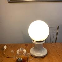 Lampada dí modernariato a sfera opalina bianca