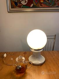 Lampada dí modernariato a sfera opalina bianca