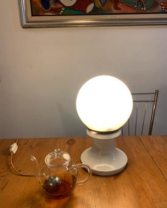Lampada dí modernariato a sfera opalina bianca