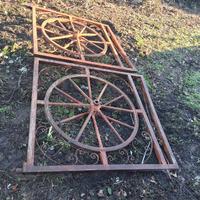 cancello e ruote di carro in ferro