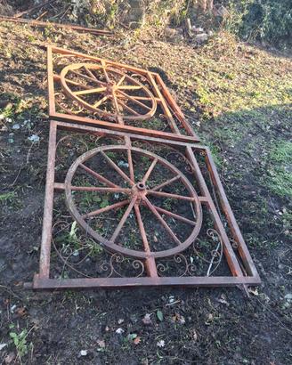 cancello e ruote di carro in ferro