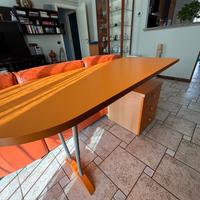 Scrivania in legno con cassettiera 