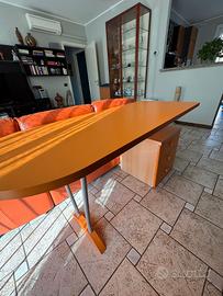 Scrivania in legno con cassettiera 