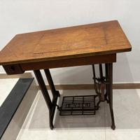 Mobile antico per macchina per cucire