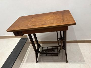 Mobile antico per macchina per cucire