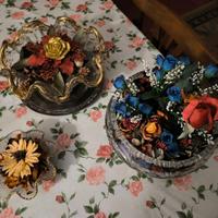 Composizione fiori finti in contenitori di vetro