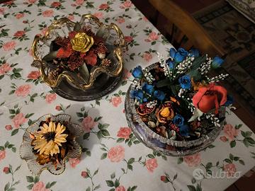 Composizione fiori finti in contenitori di vetro