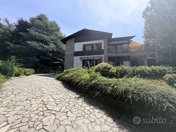 Villa di 270 m² con più di 5 locali e box auto a S
