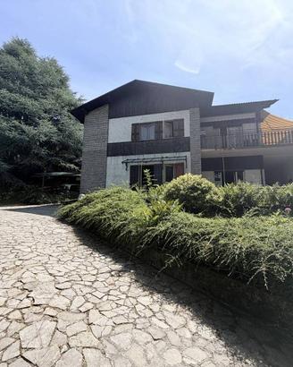 Villa di 270 m² con più di 5 locali e box auto a S