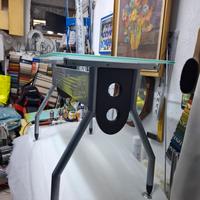 scrivania in  metallo è vetro