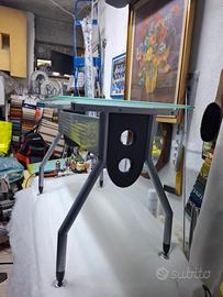 scrivania in  metallo è vetro